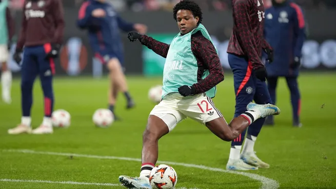 Tyrell Malacia se aquece antes da partida da Liga Europa. Foto: Gabriel Kuchta/Getty Images