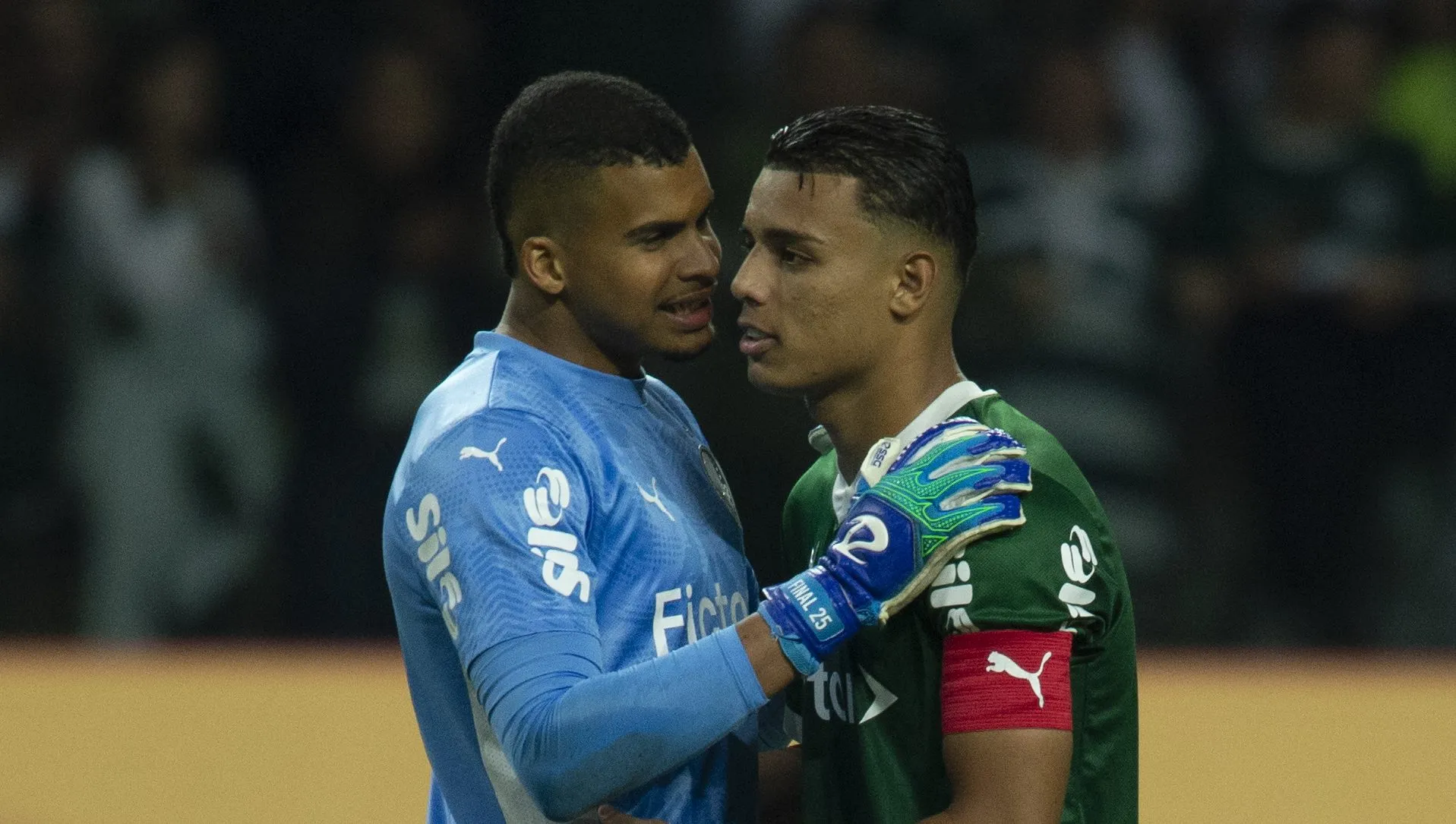 Robson conversando com Aranha em jogo do Palmeiras
