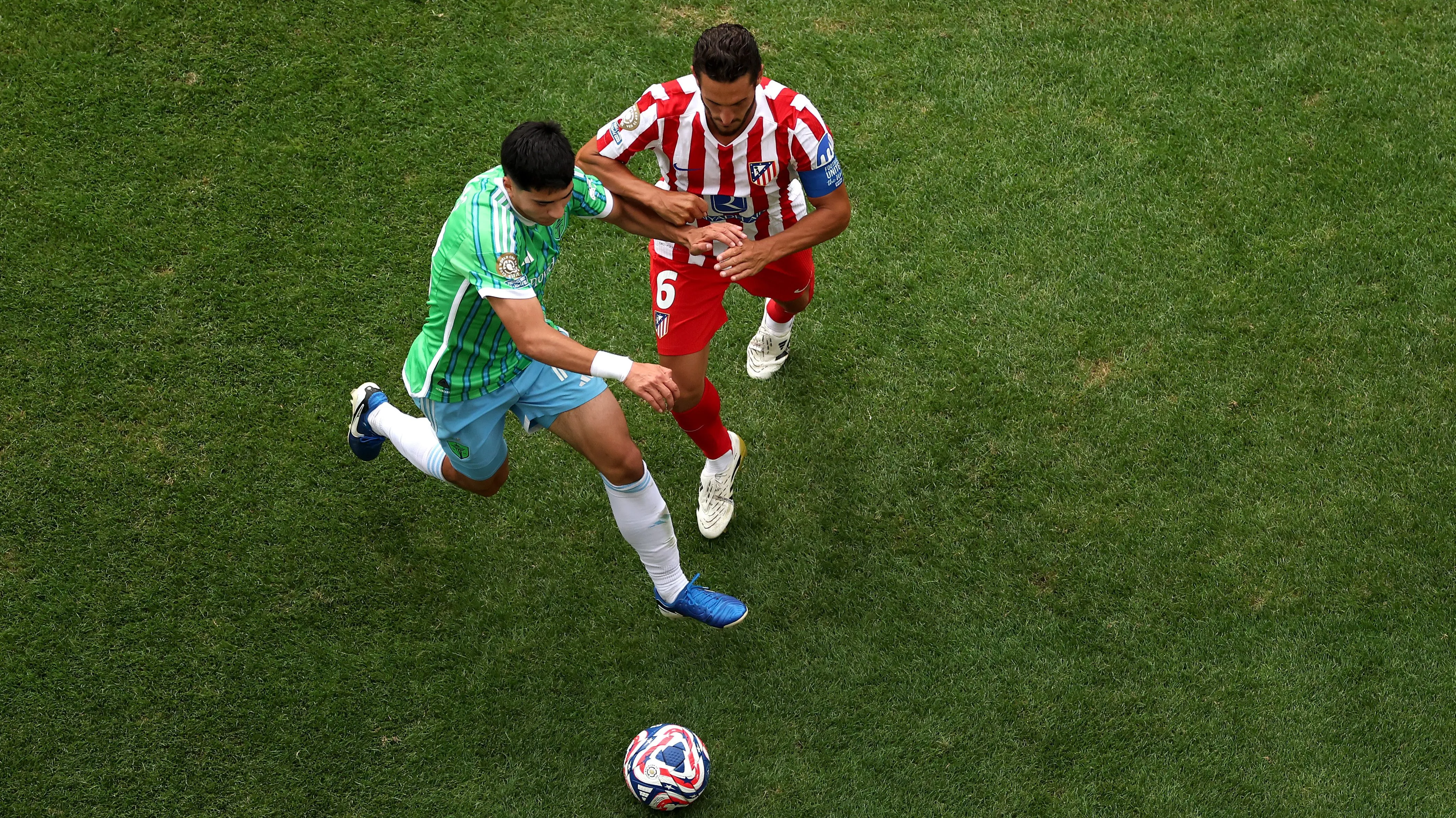 Obed Vargas enfrentando o Atlético de Madrid. Foto: Ezra Shaw/Getty Images