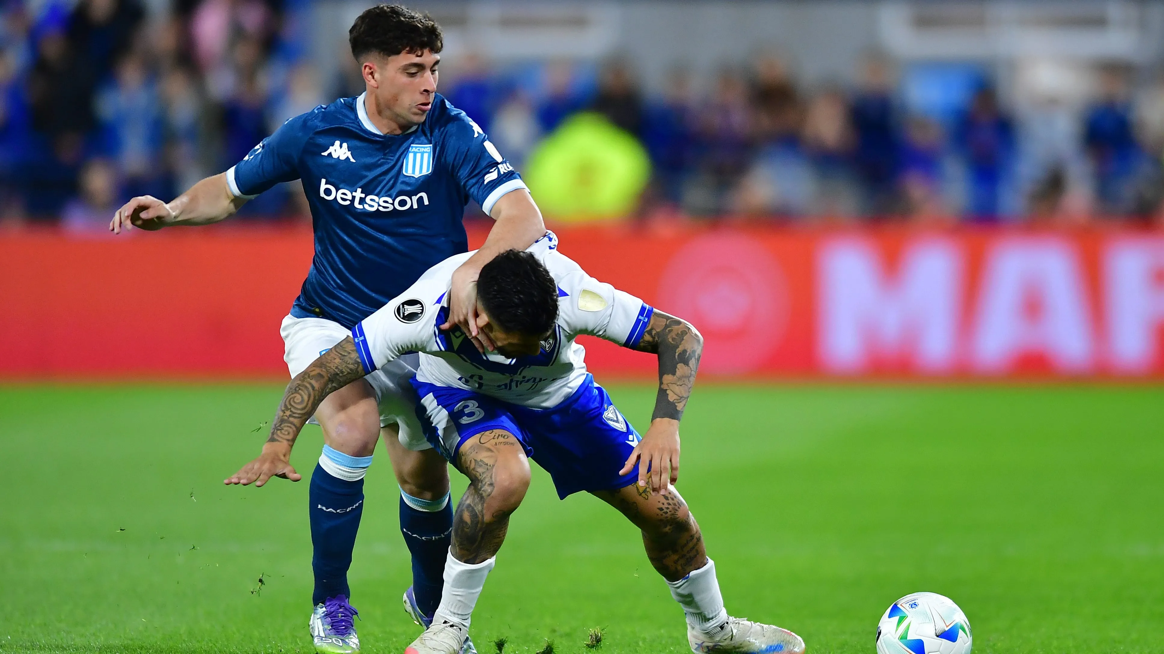 Juan Nardoni em jogo do Racing. Foto: Marcelo Endelli/Getty Images