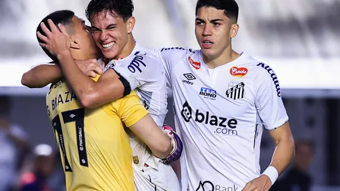 Jogadores do Santos se abraçam após vitória da equipe. Foto: Marcello Zambrana/AGIF