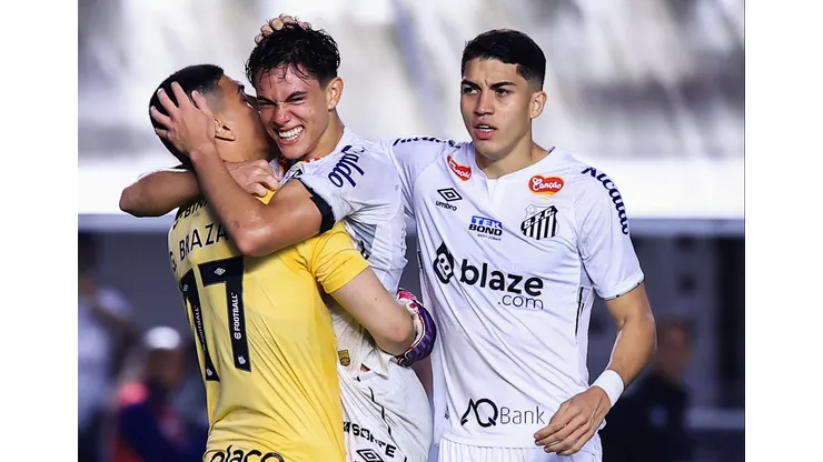 Jogadores do Santos se abraçam após vitória da equipe. Foto: Marcello Zambrana/AGIF