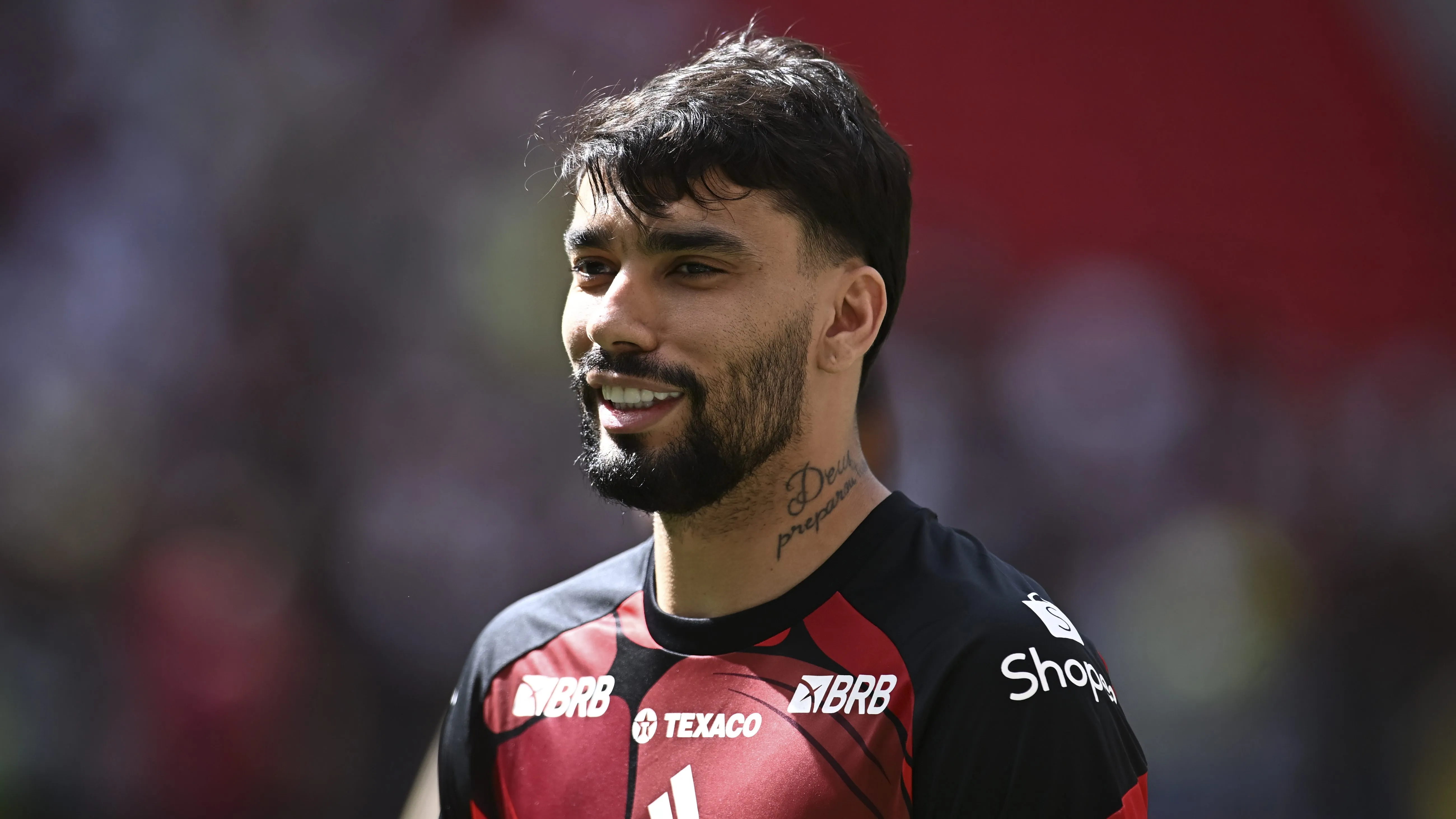 Lucas Paquetá de camisa vermelha e preta do Flamengo. Foto: Ton Molina/Getty Images