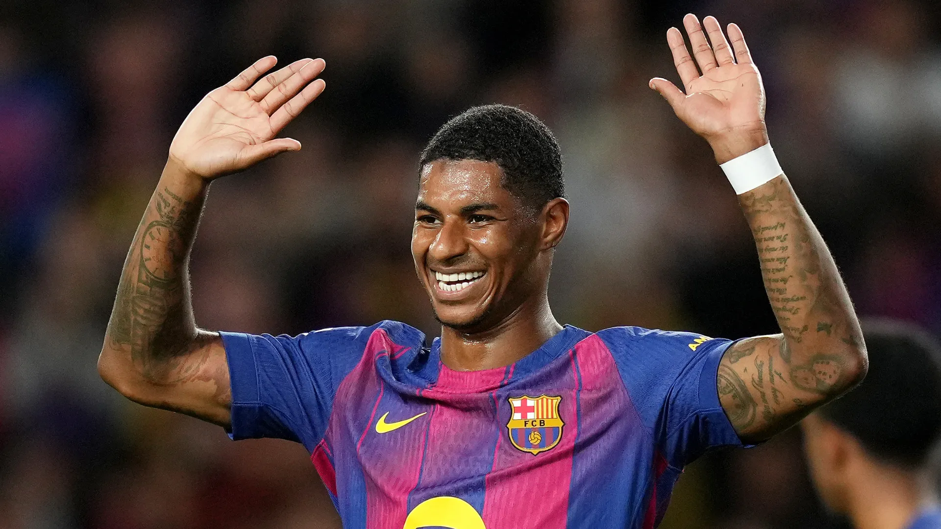 Marcus Rashford sorri durante partida do Barcelona