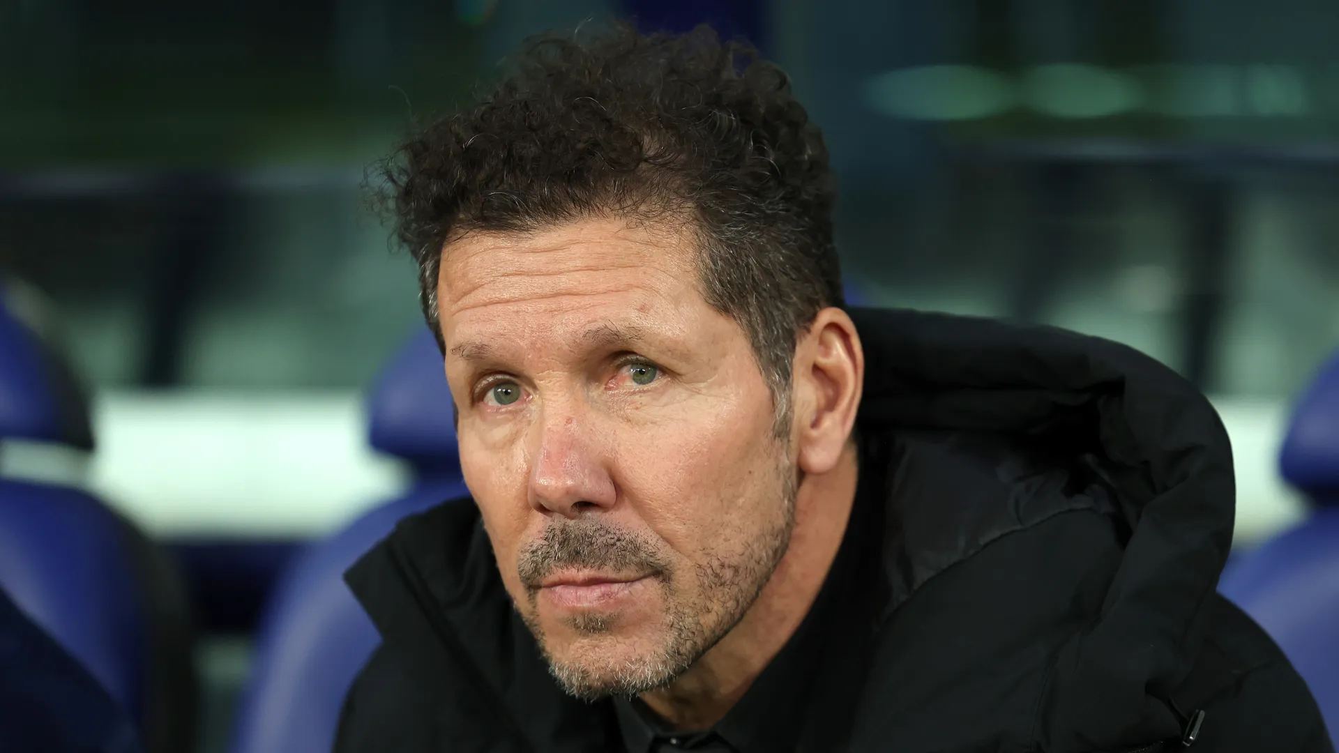 Diego Simeone com olhar sério durante partida do Atlético de Madrid