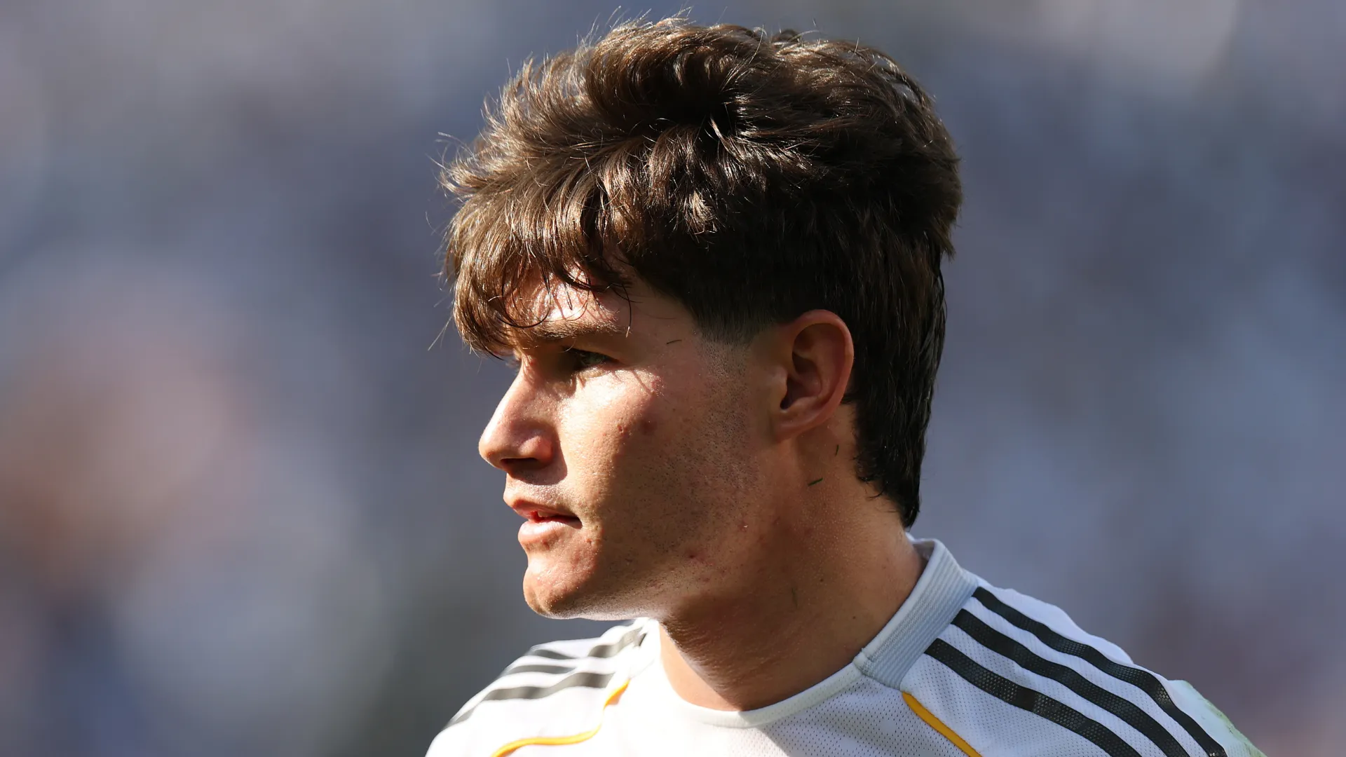 Fran García olhando para o lado em jogo do Real Madrid