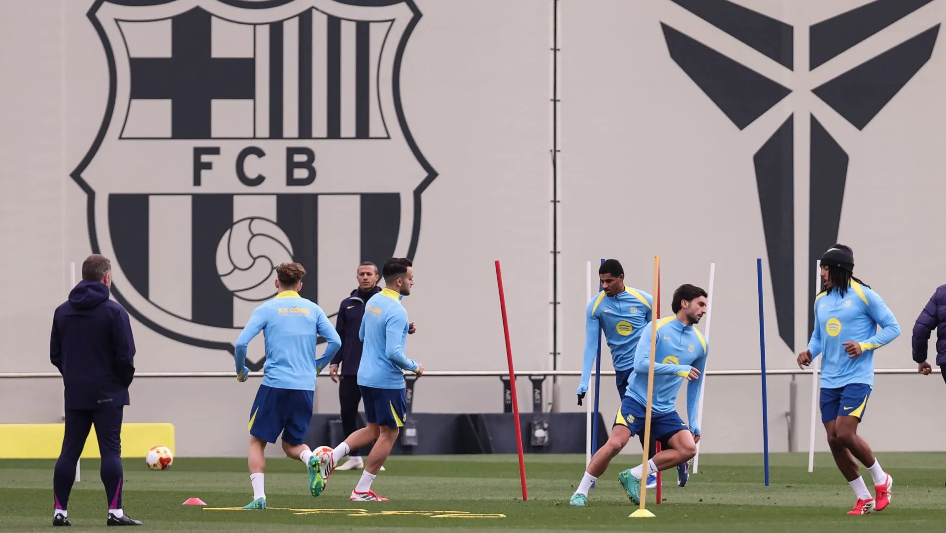 Jogadores do Barcelona durante treinamento antes da partida da Copa do Rei. Foto: IMAGO/ Fio de imprensa ZUMA