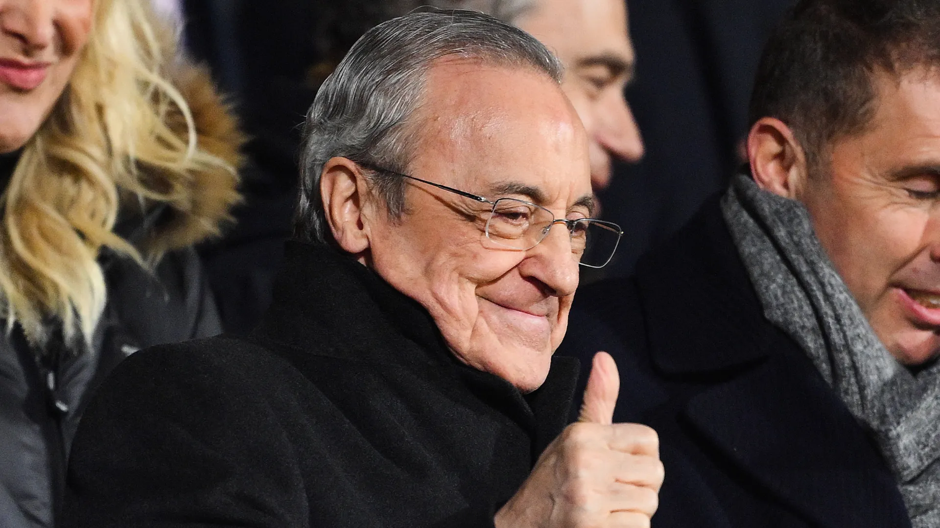 Florentino Pérez sorri durante jogo do Real Madrid