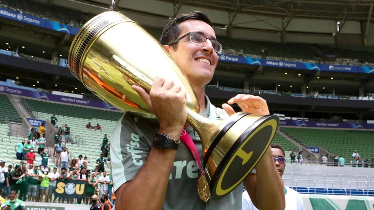 Paulo Victor levanta taça de campeão com o Palmeiras (Fabio menotti/Palmeiras/by Canon)