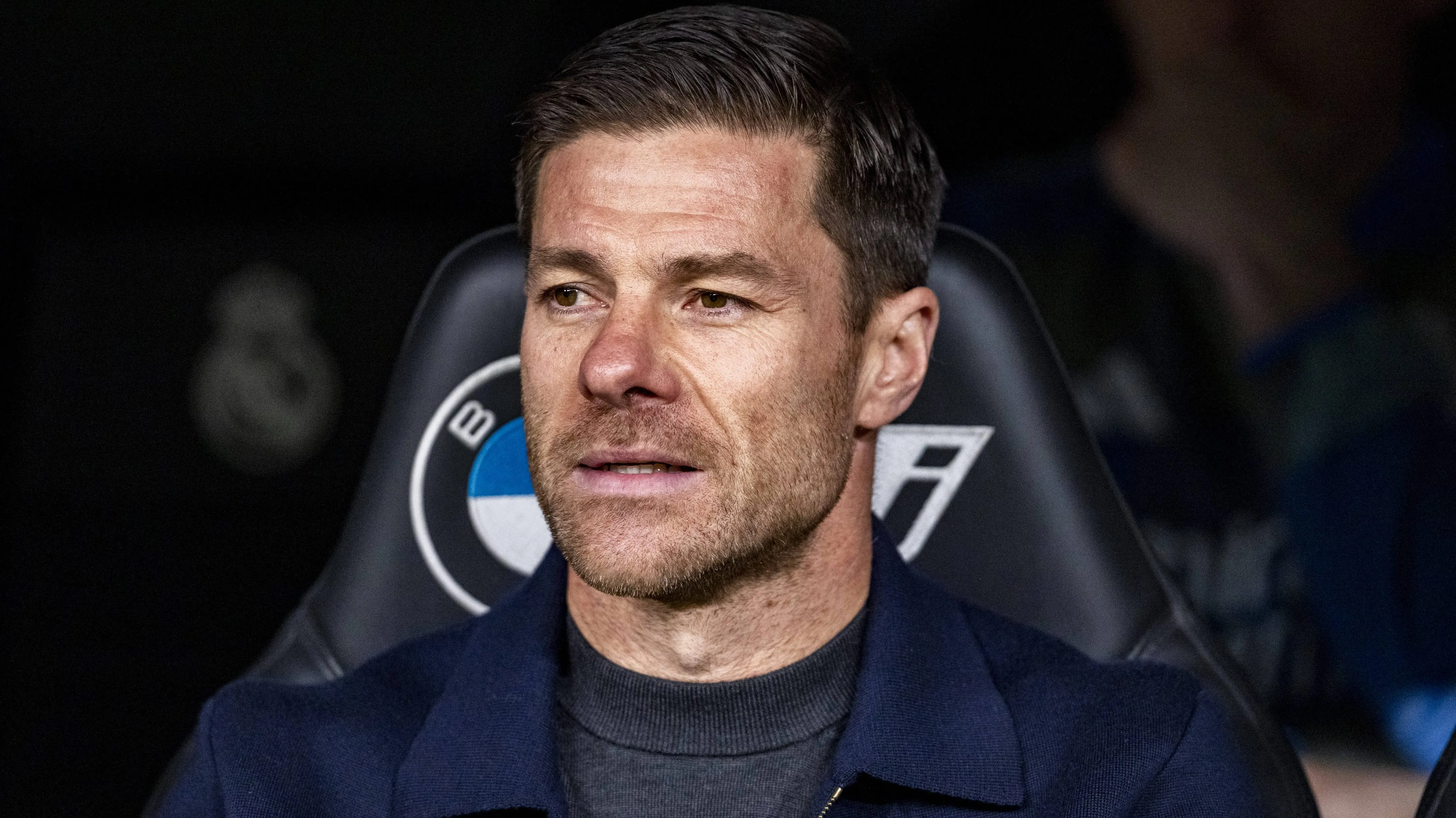 Xabi Alonso, sentado no banco de reservas