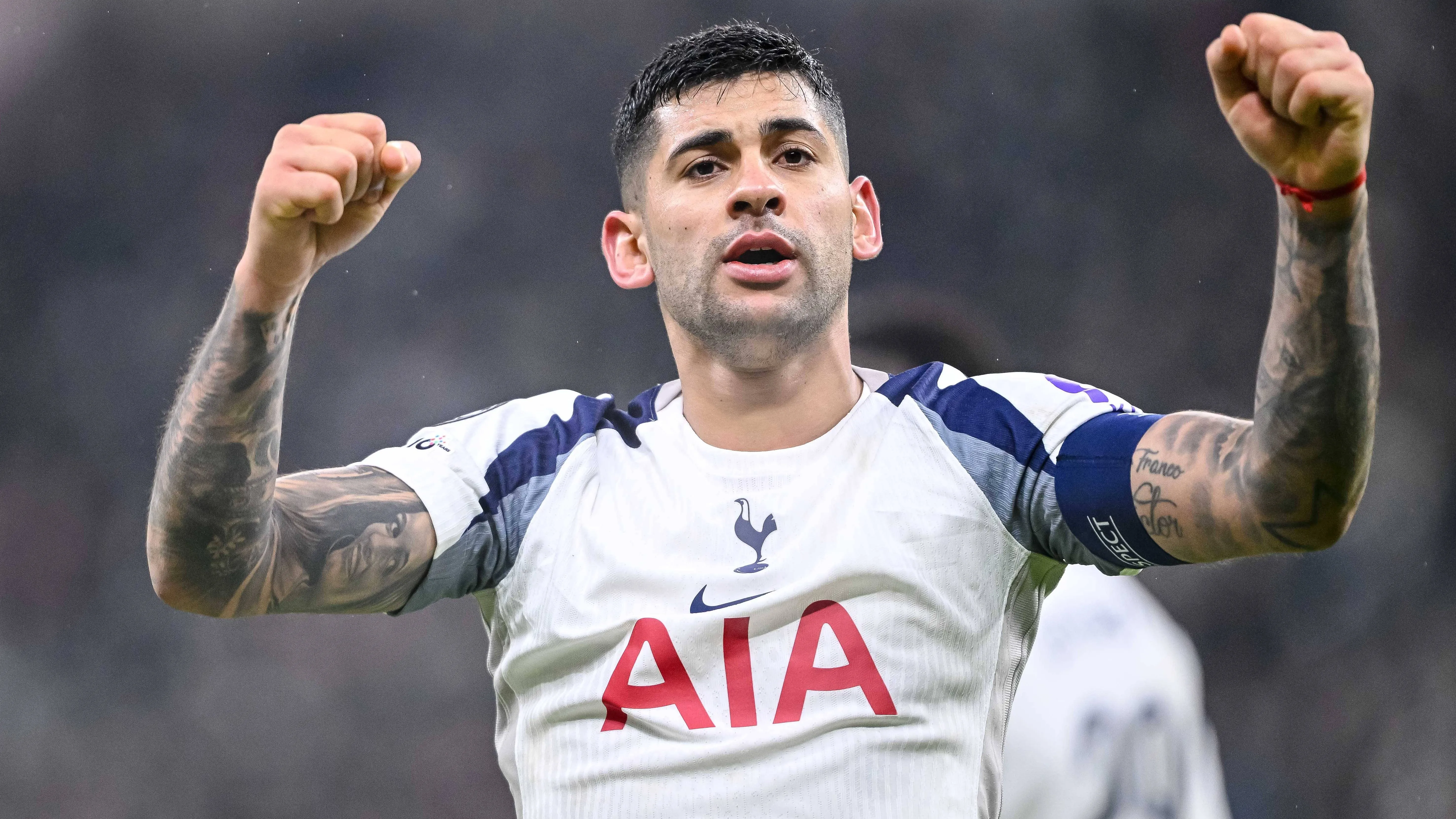 Cristian Romero, em campo, comemorando gol