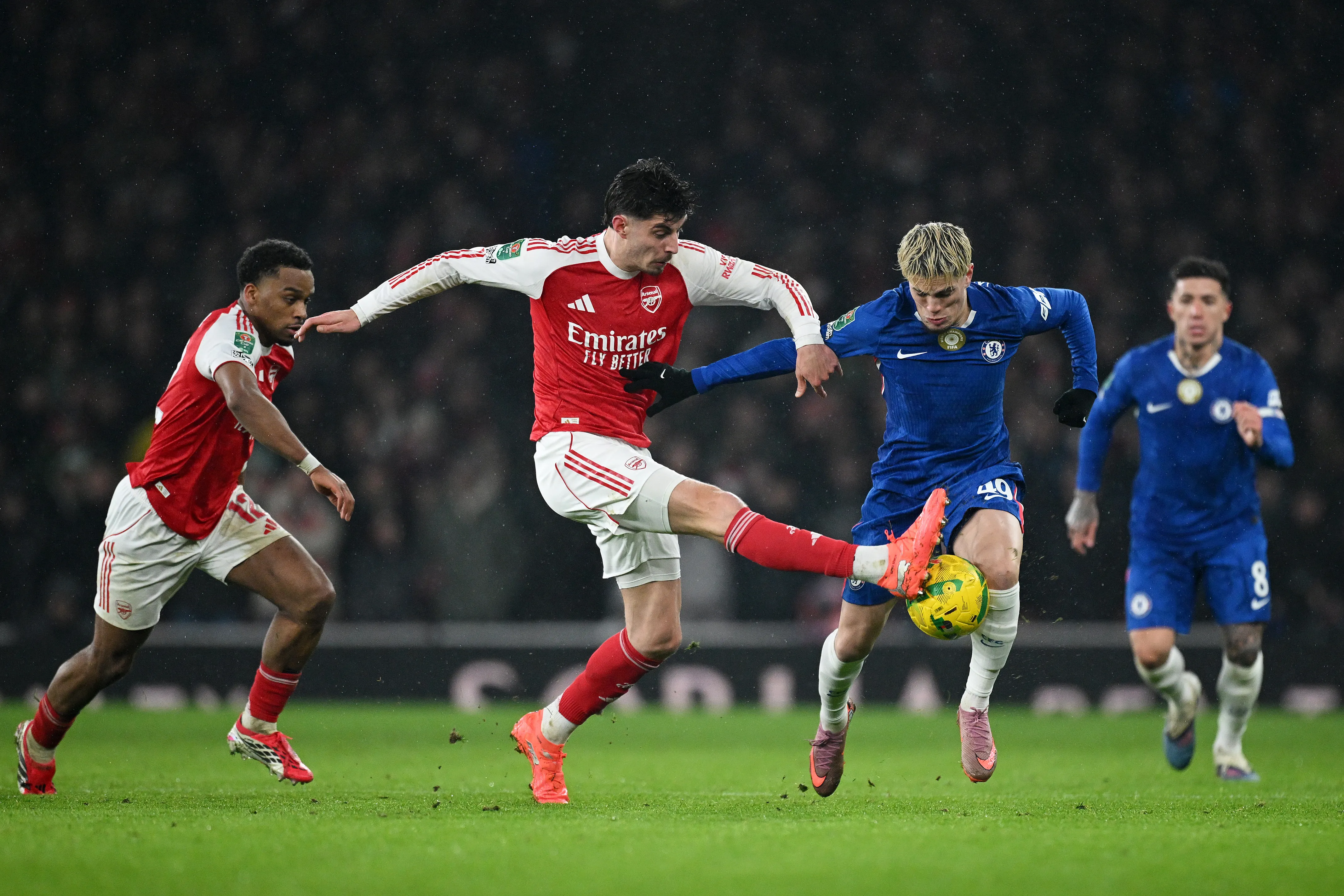 Kai Havertz disputa bola com Garnacho. (Photo by Clive Mason/Getty Images)