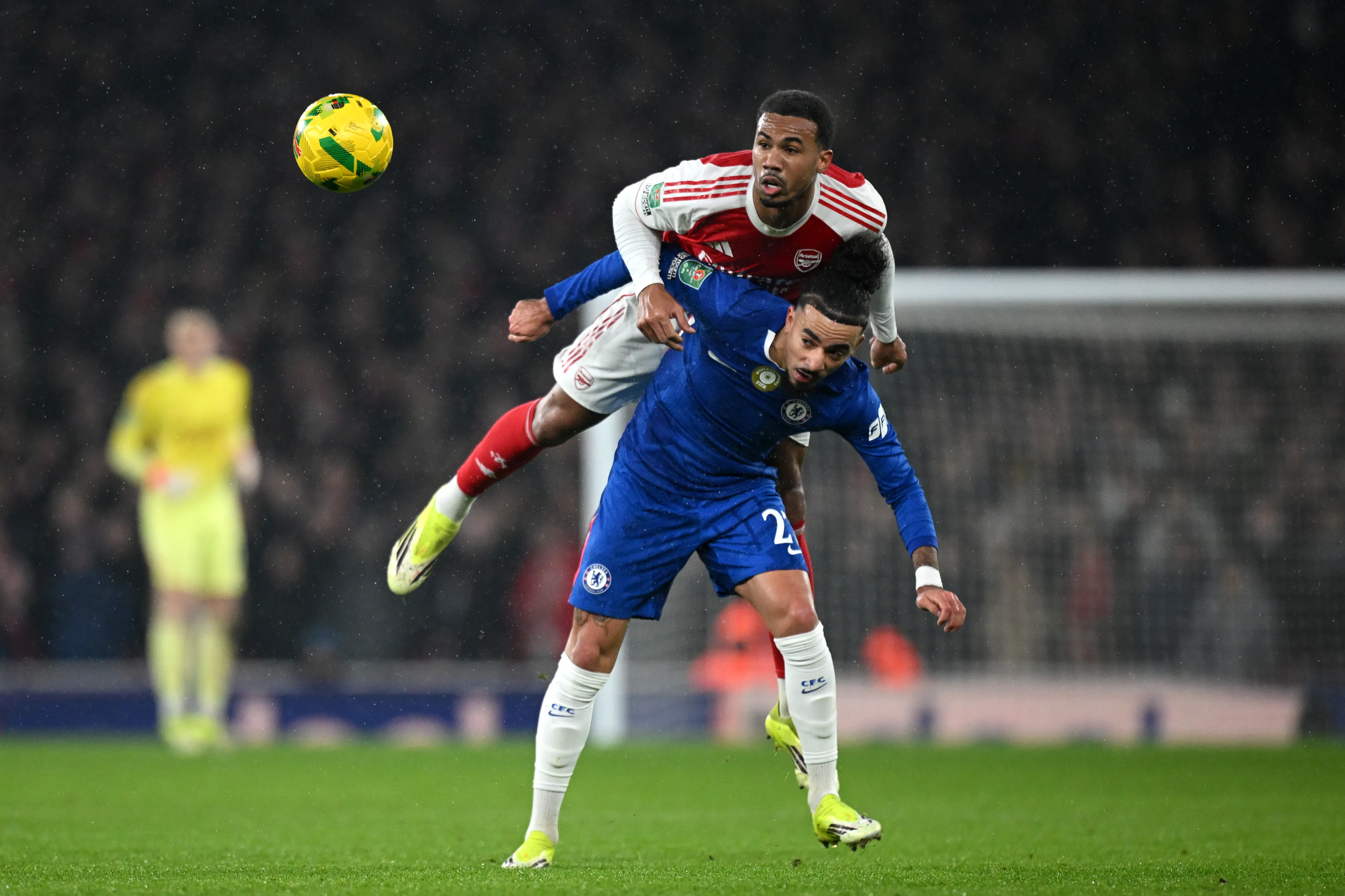 Gabriel Magalhães em ação contra o Chelsea. (Foto: Clive Mason/Getty Images)