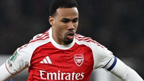 Gabriel Magalhães é enaltecido pelos torcedores do Arsenal após vitória contra o Chelsea. (Foto: Mike Hewitt/Getty Images)