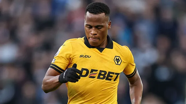 Jhon Arias apareceu correndo e concentrado durante jogo do Wolverhampton