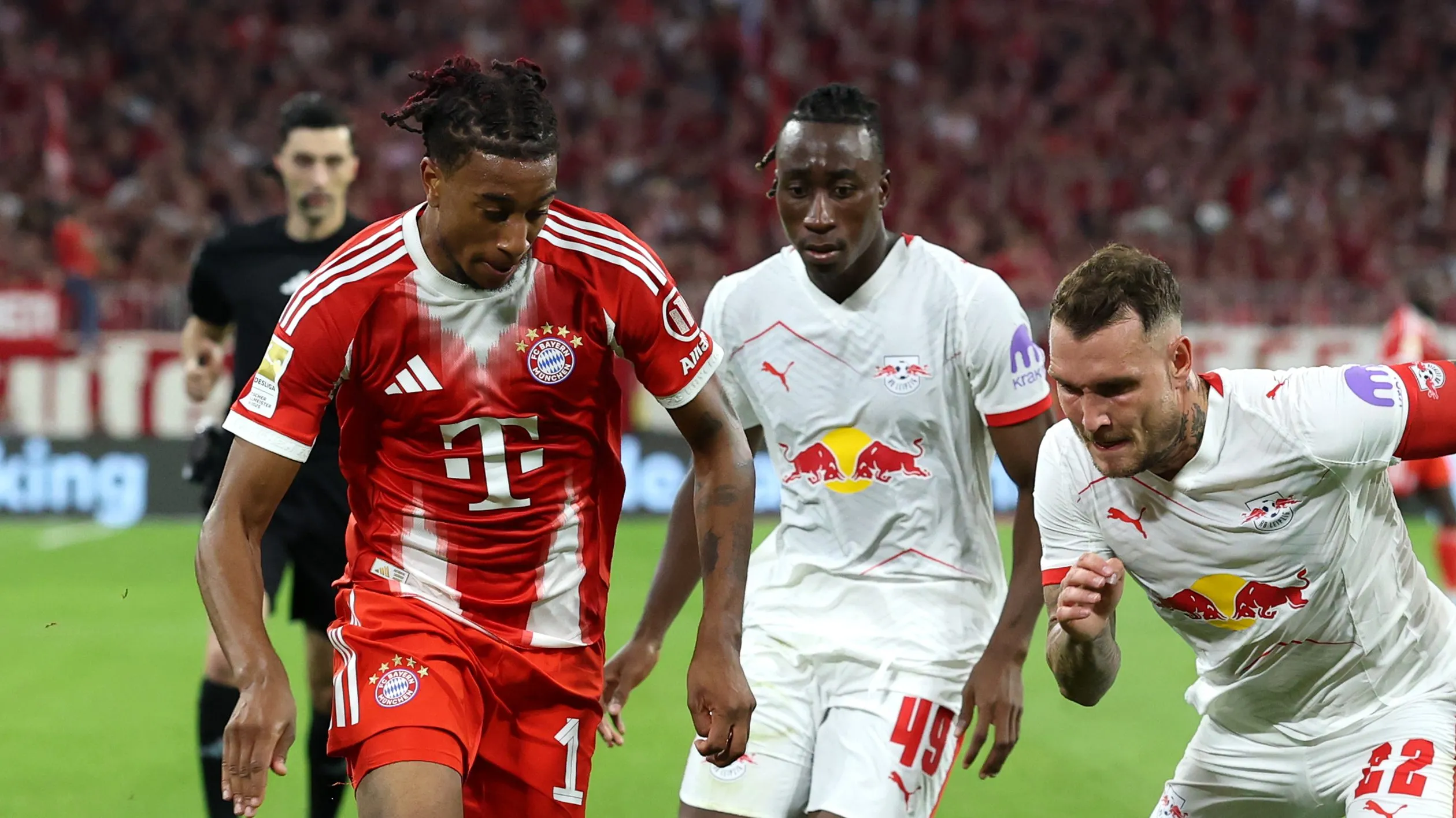 Yan Diomande em jogo do Bayern. Jogador é alvo do Manchester United. Foto: Alexander Hassenstein/Getty Images