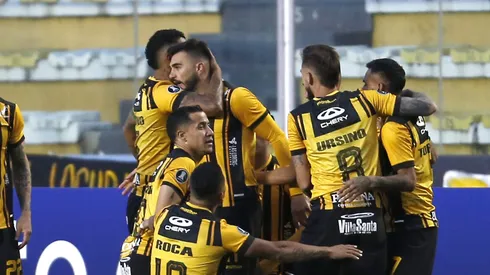 Jogadores do The Strongest comemoram vitória da equipe. (Photo by Gaston Brito Miserocchi/Getty Images)
