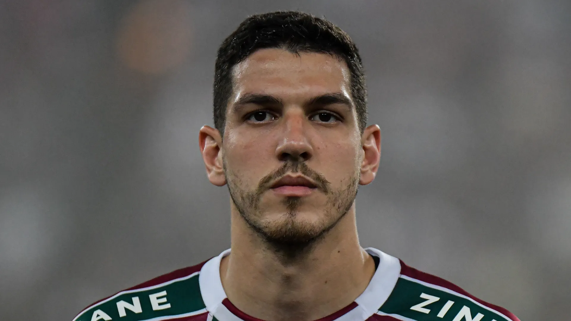 Nino olha para a frente durante jogo pelo Fluminense