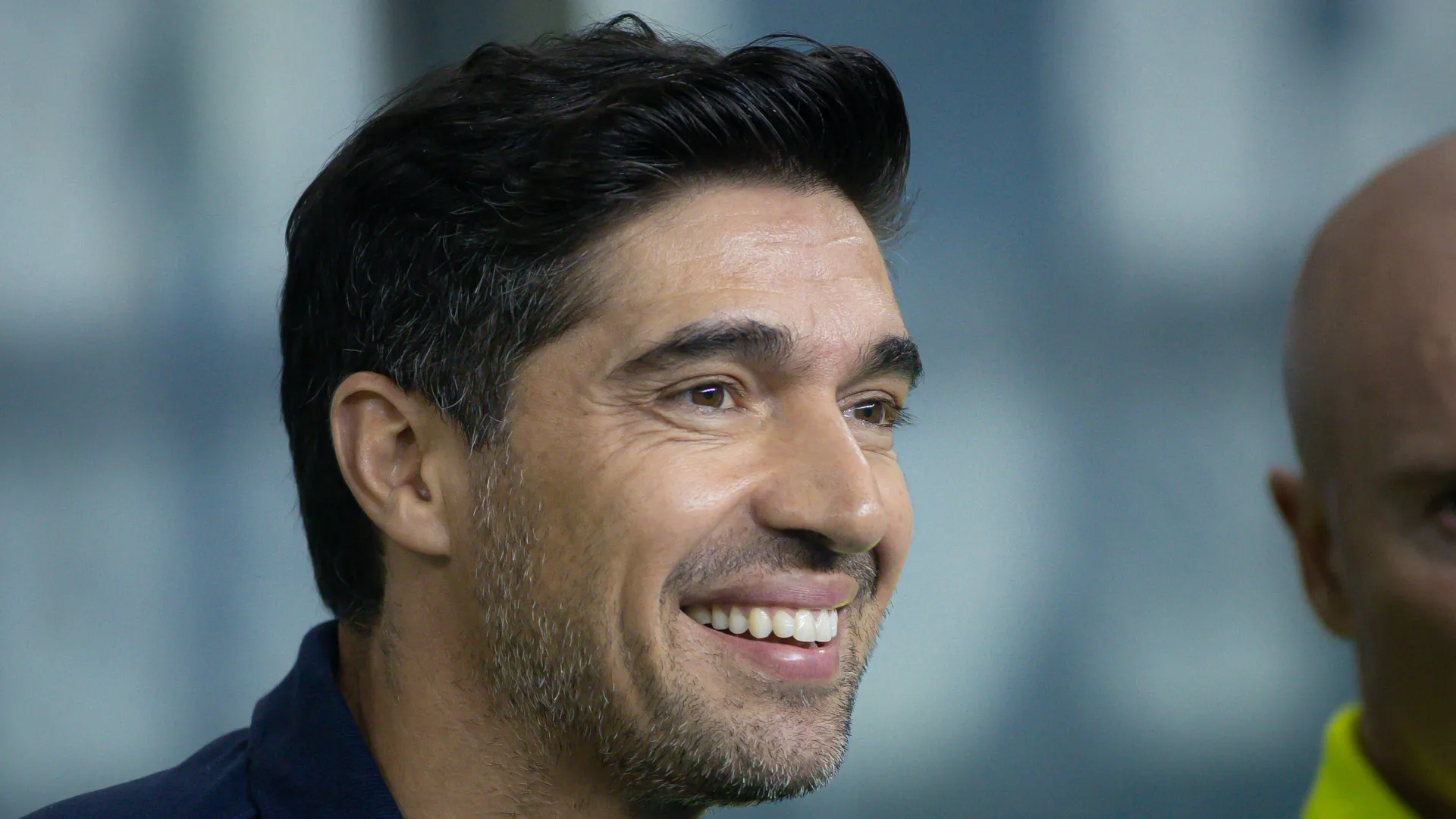 Abel Ferreira sorri durante jogo do Palmeiras