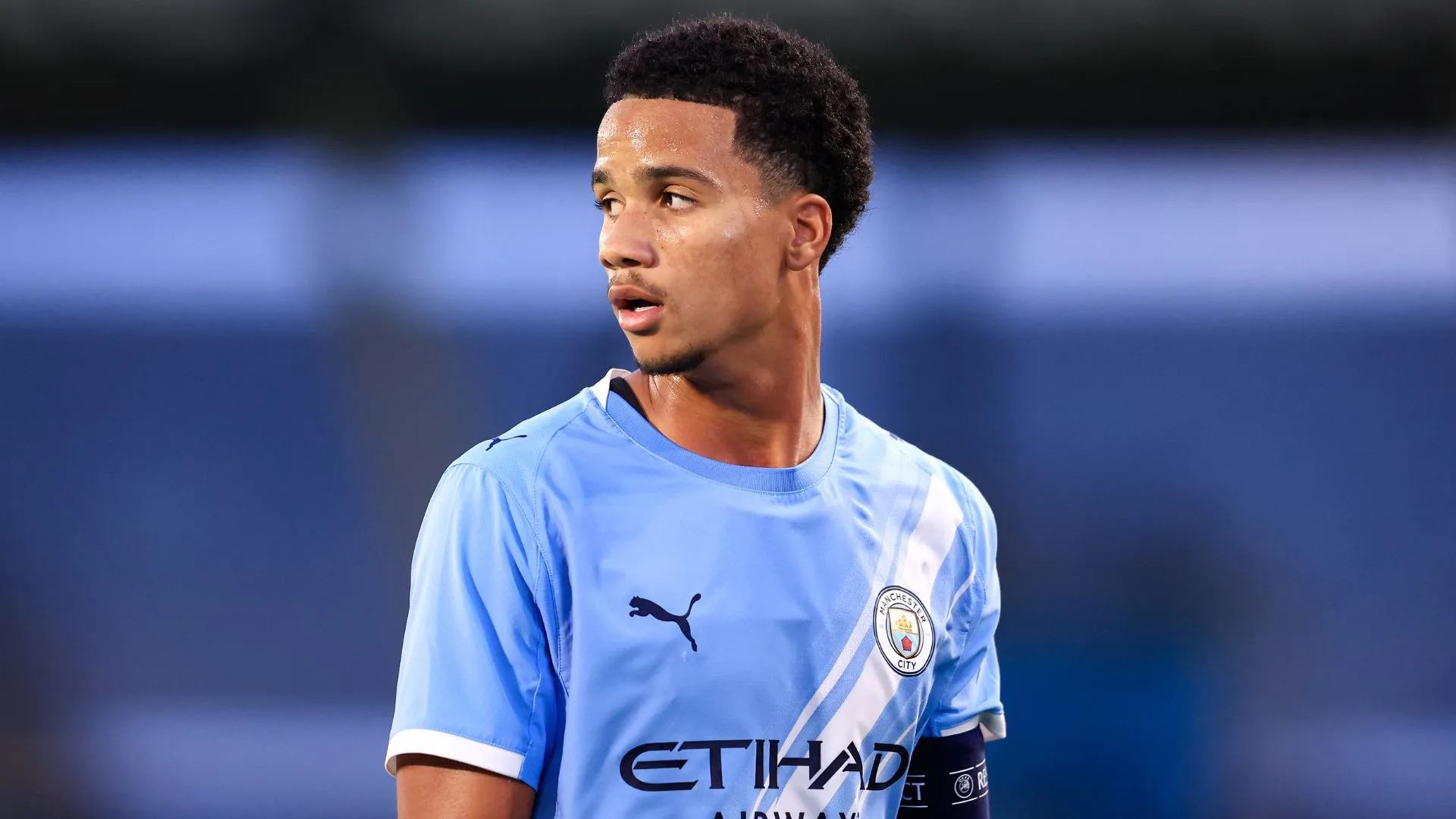 Mukasa em jogo do Manchester City (foto: Jess Hornby/Getty Images)