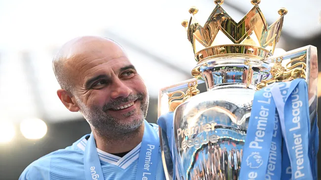 Guardiola, em 2024, com a taça da Premier League – Michael Regan/Getty Images