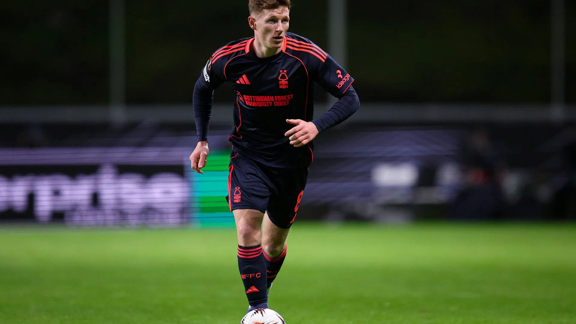 Elliot Anderson, do Nottingham Forest, controla a bola durante partida da Liga Europa. Foto: Diogo Cardoso/Getty Images