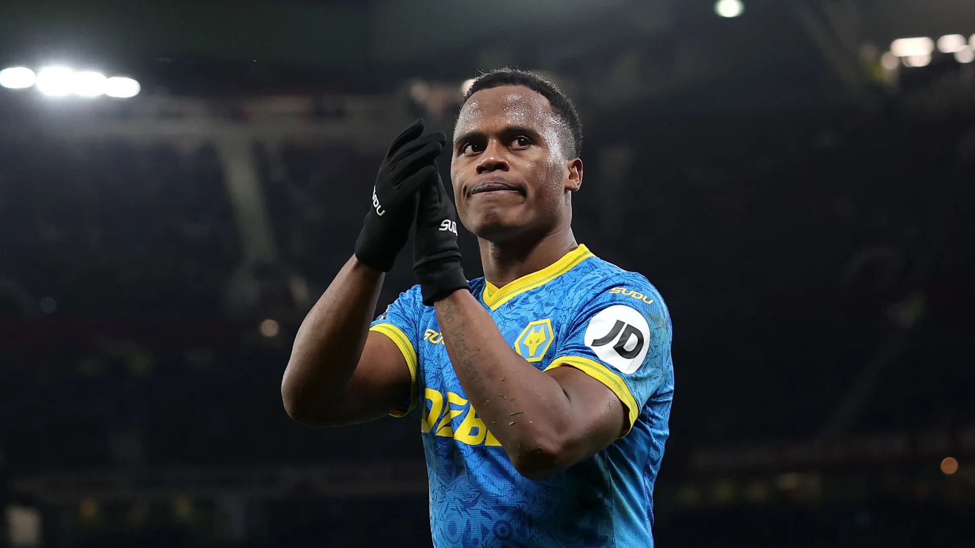 Jhon Arias bate palma após deixar o campo em partida do Wolverhampton