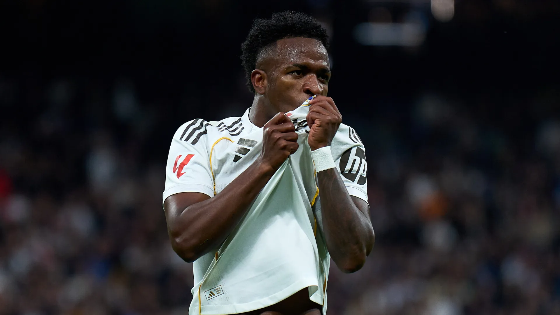 Vinicius Junior beija o escudo do Real Madrid