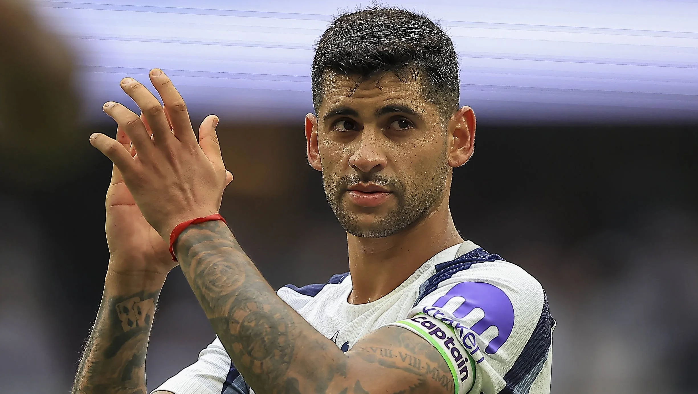 Cristián Romero, em campo, aplaudinndo