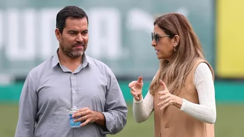João Paulo Sampaio, coordenador da base, e Leila Pereira, presidente do Palmeiras, conversam em treino (Cesar Greco/Palmeiras/by Canon)