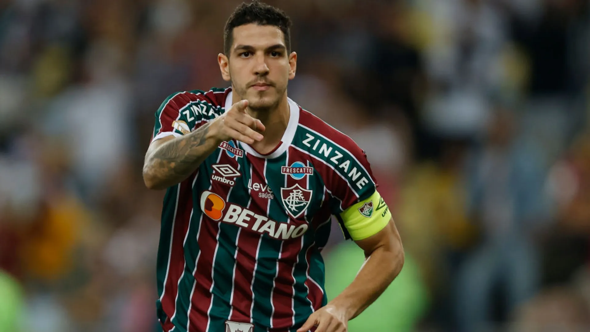 Nino apontando para a câmera com olhar concentrado