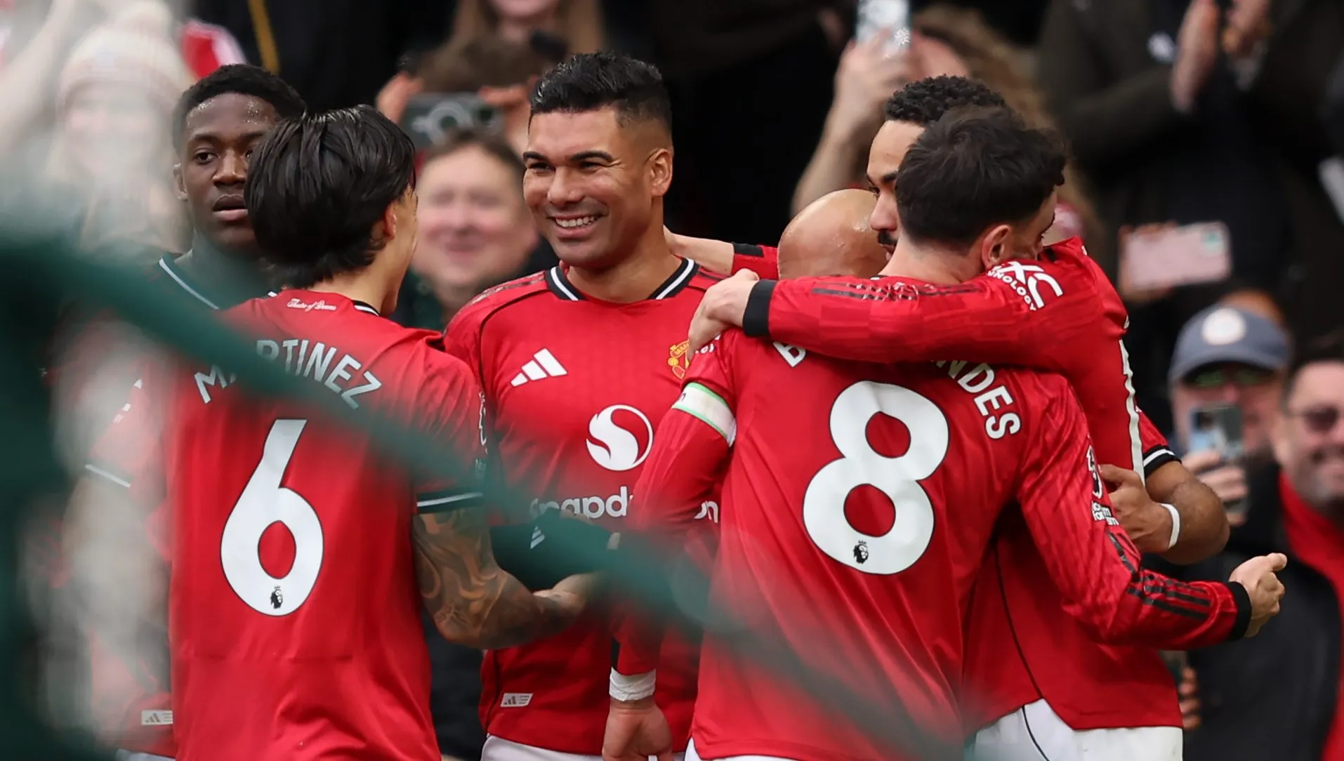 Casemiro, do Manchester United, comemora com seus companheiros o primeiro gol de sua equipe durante a partida da Premier League entre Manchester United e Fulham, no Old Trafford, em 1º de fevereiro de 2026, em Manchester, Inglaterra. (Foto de Matt McNultyGetty Images)
