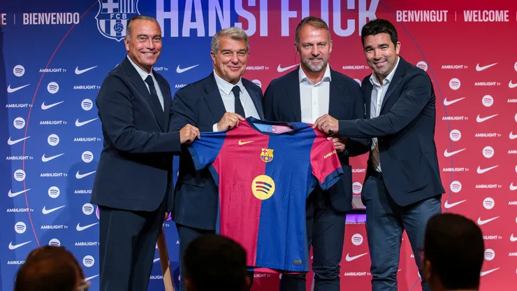 Deco, Hansi Flick e Laporta - Photo by Eric Alonso/Getty Images