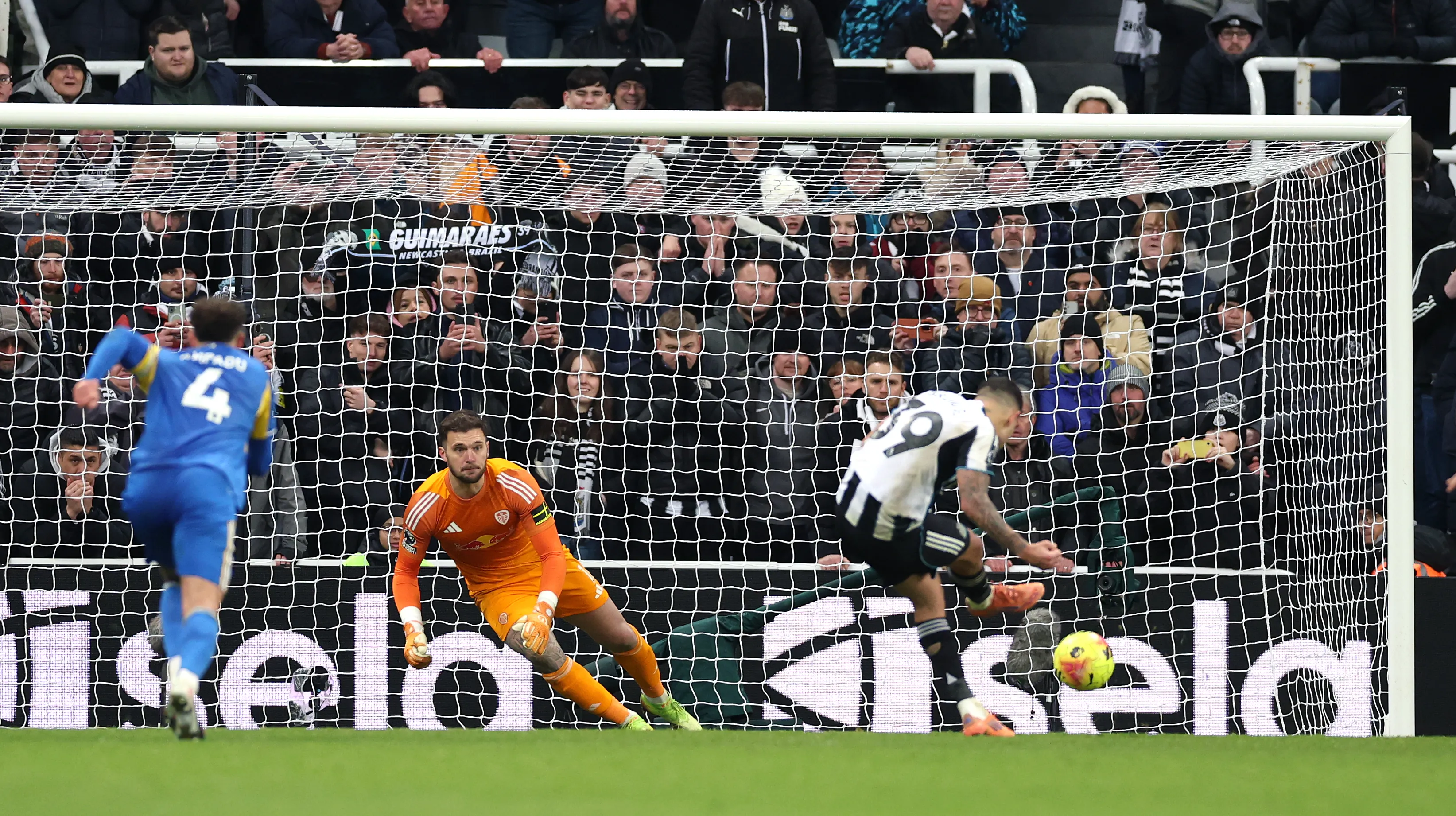 Lucas Perri em ação pelo Leeds United contra o Newcastle United. (Foto: Stu Forster/Getty Images)