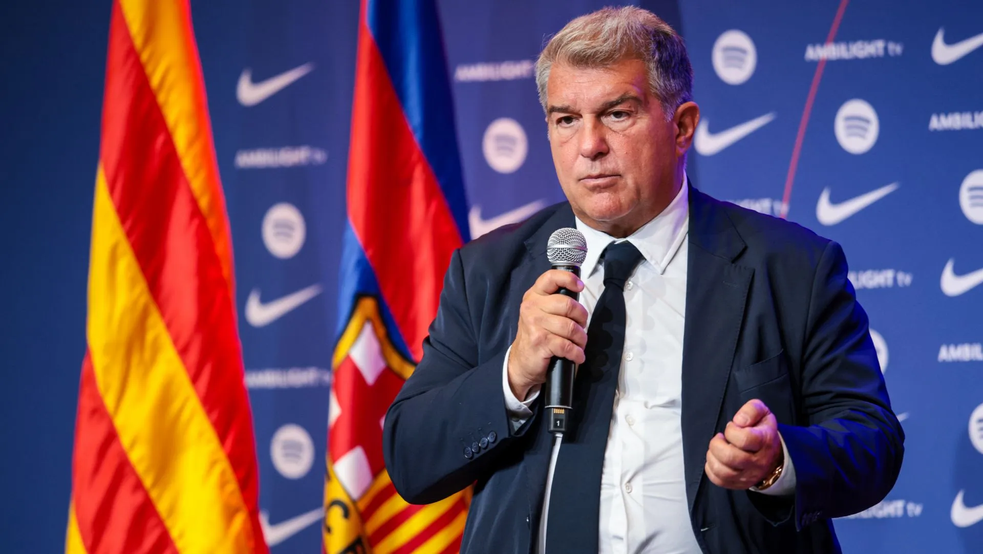 O presidente do Barcelona, Joan Laporta, enfrenta a imprensa. Foto: Eric Alonso/Getty Images