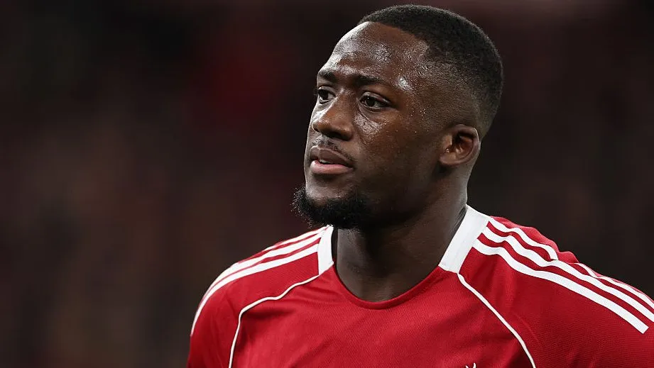 Konaté, do Liverpool, em campo, com a camisa vermelha