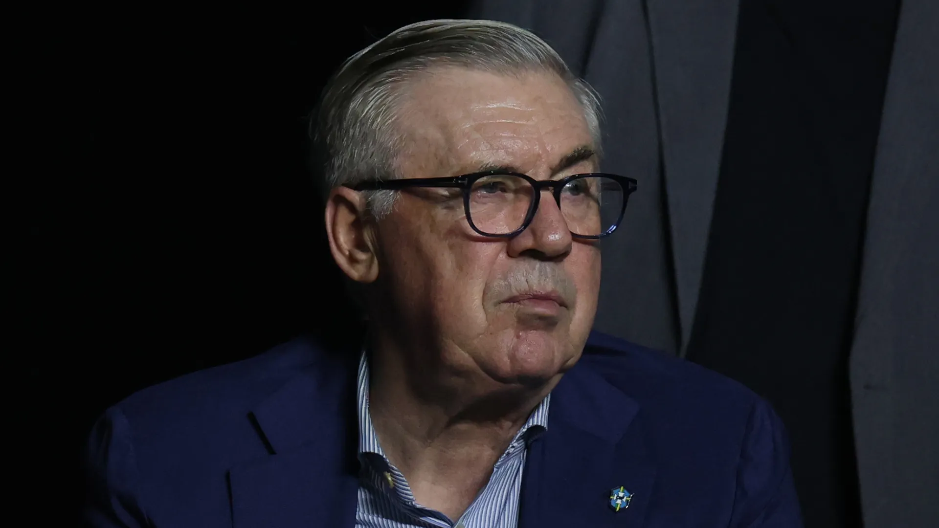 Carlo Ancelotti assistindo jogo no futebol brasileiro