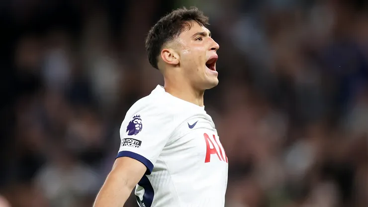 Alejo Véliz em jogo pelo Tottenham. (Foto: Ryan Pierse/Getty Images)