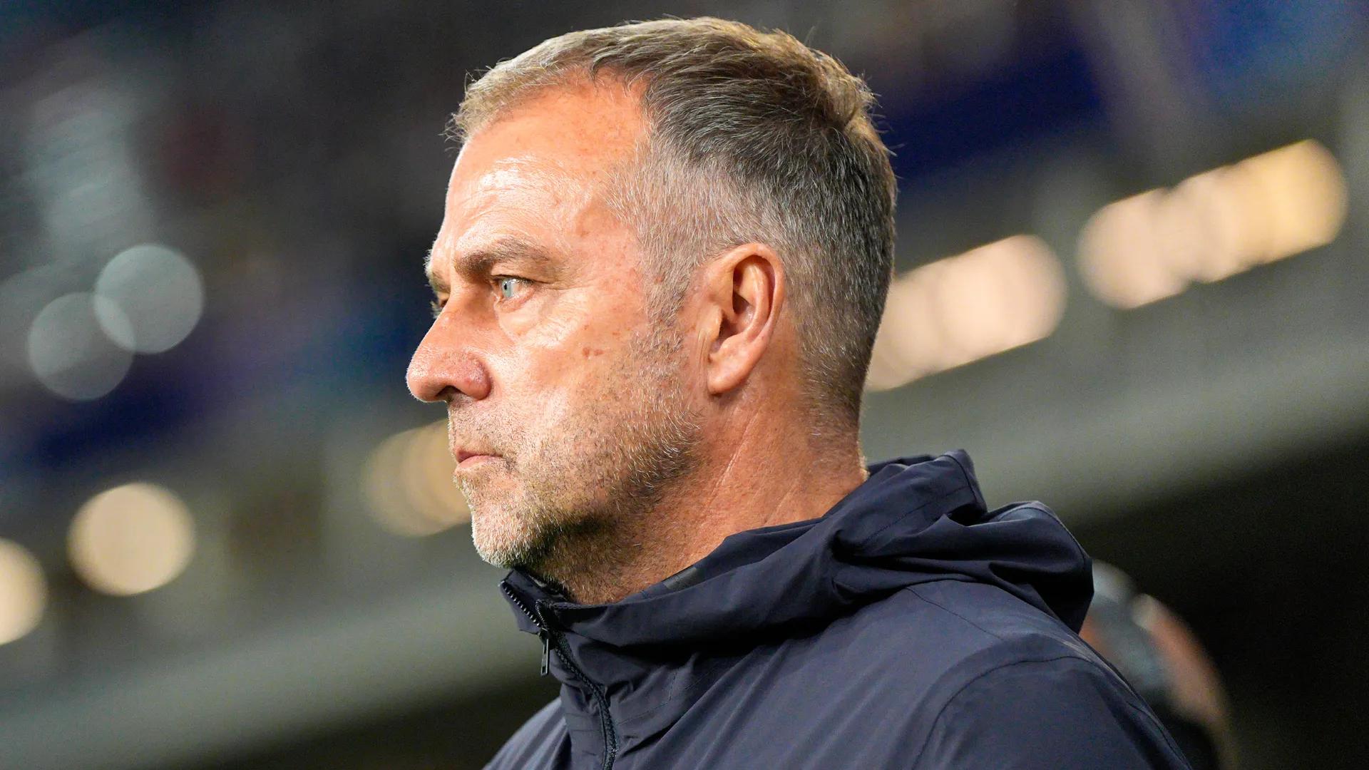 Hansi Flick olhando para a frente durante jogo do Barcelona