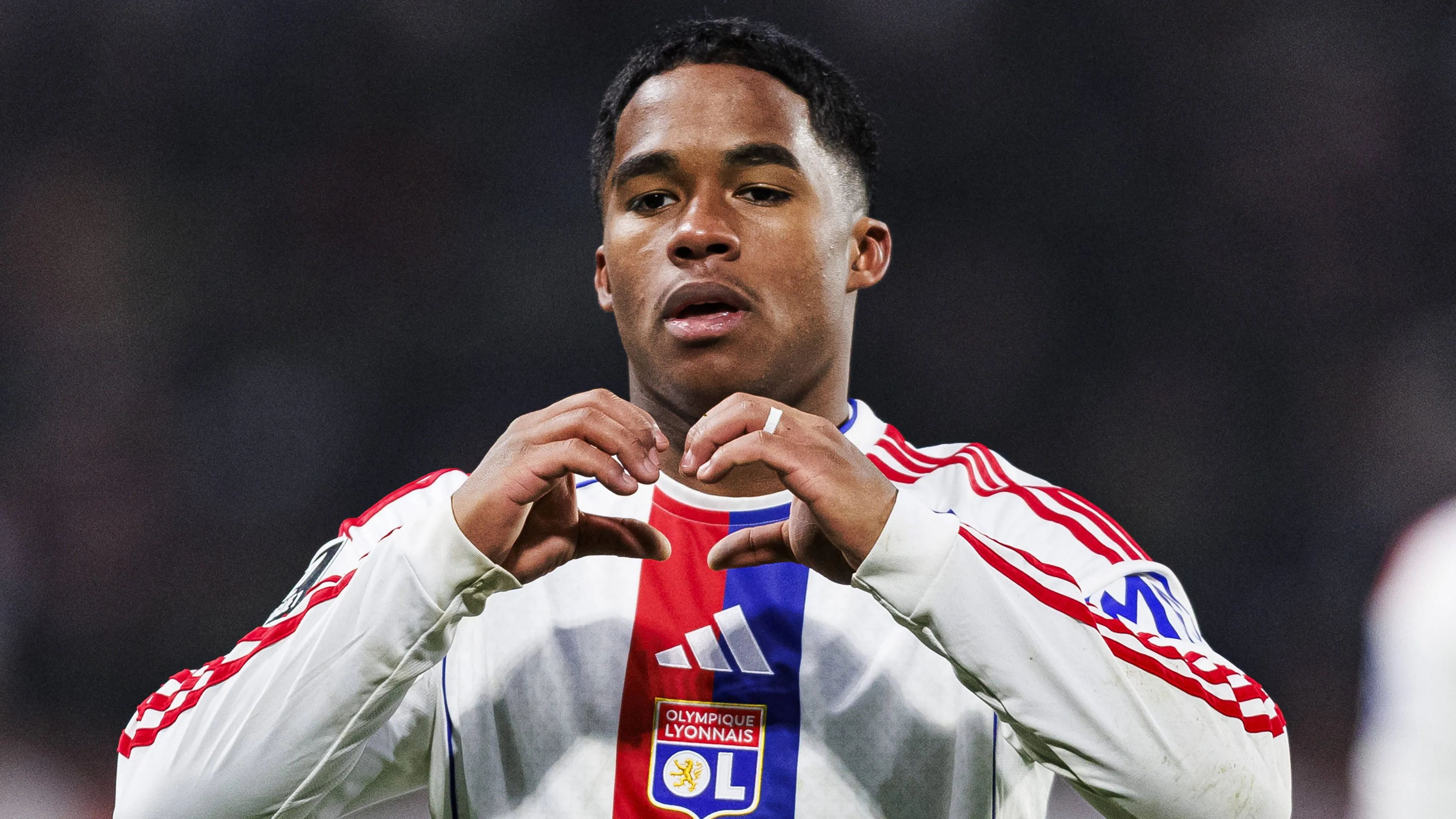 Endrick, em campo, fazendo coração com as mãos