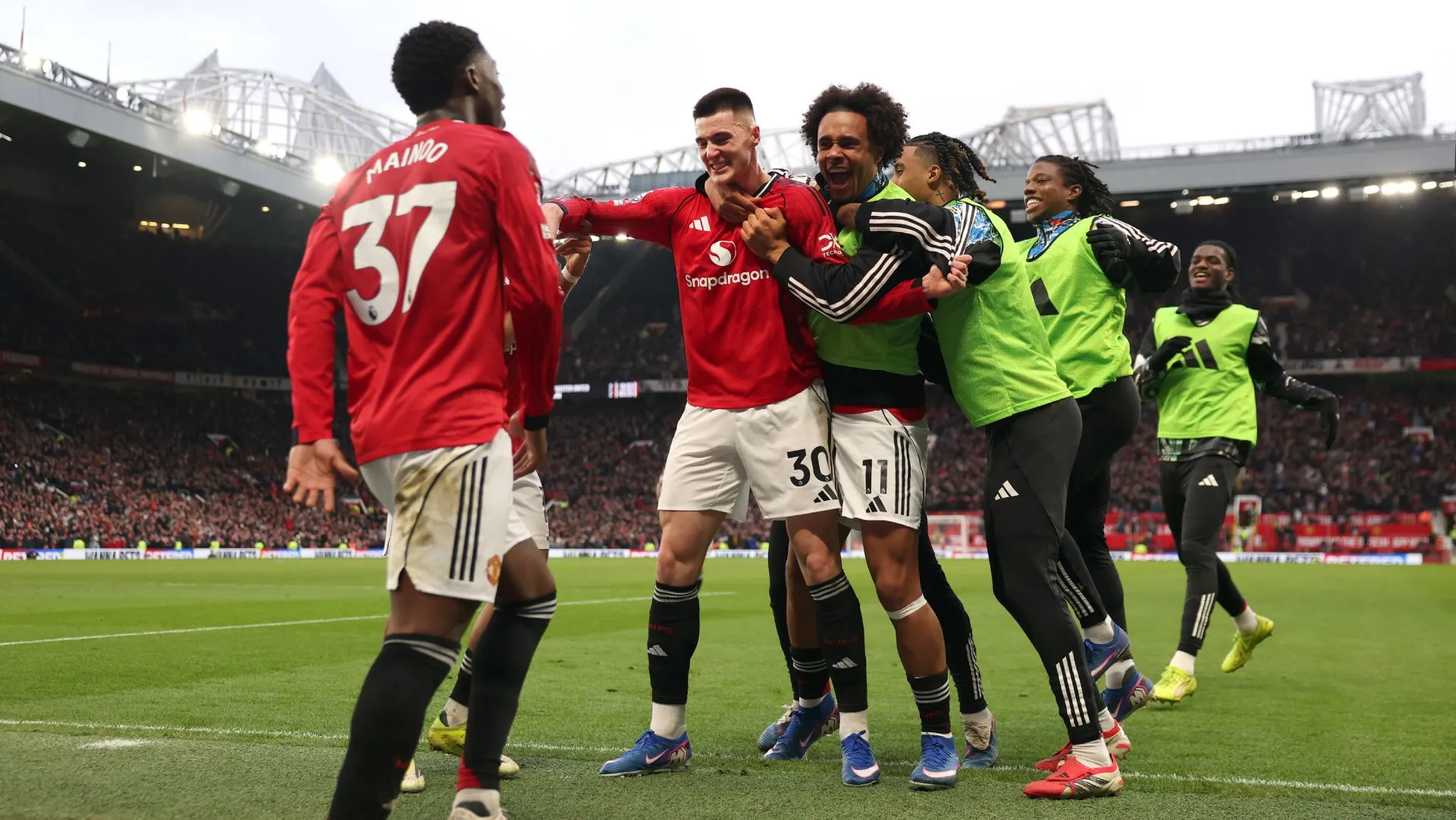 Jogadores do Manchester United comemoram gol durante partida da Premier League. Foto: Carl Recine/Getty Images