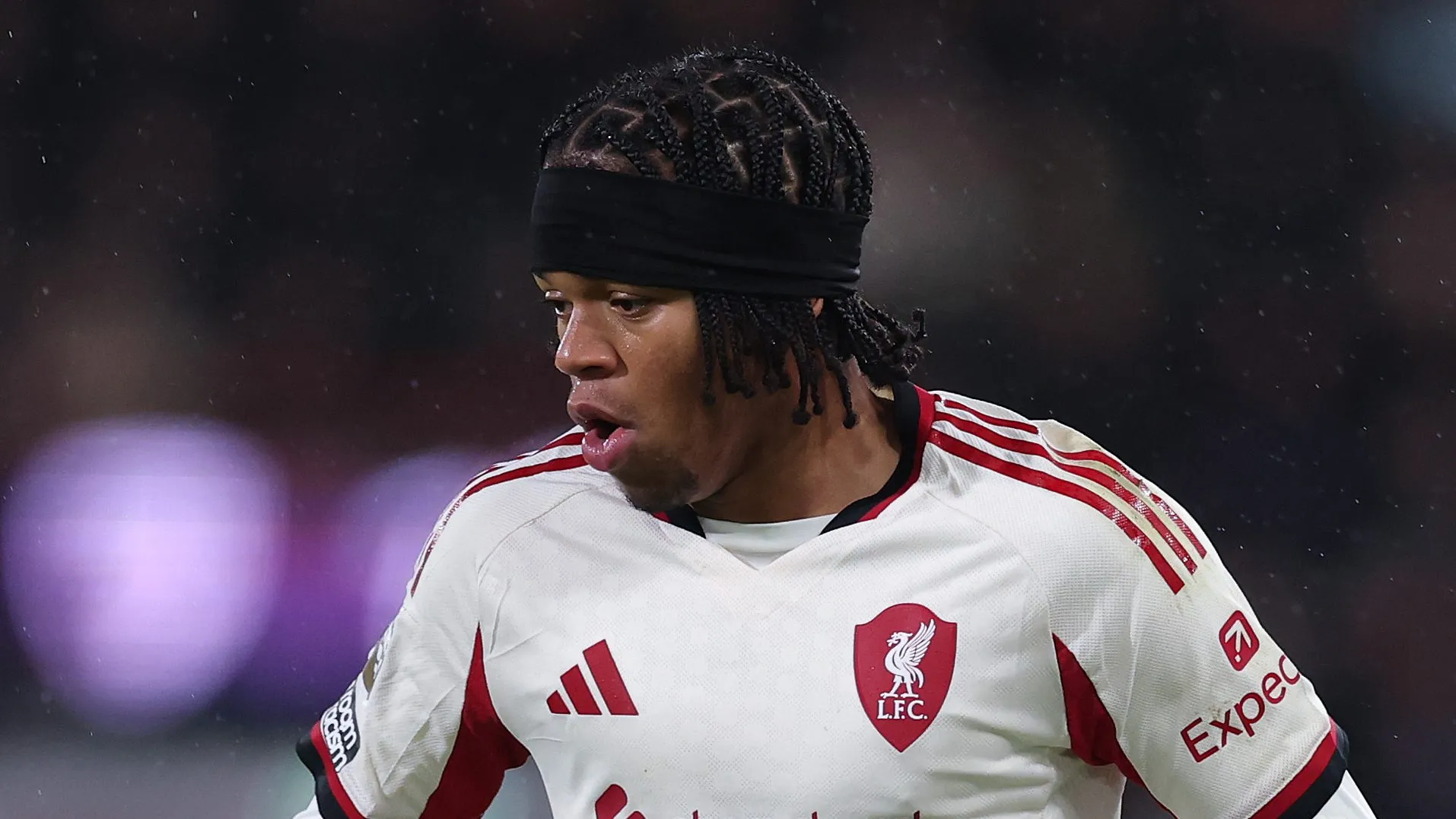 Rio Ngumoha, do Liverpool, controla a bola durante a partida da Premier League entre Bournemouth e Liverpool no Vitality Stadium, em 24 de janeiro de 2026, em Bournemouth, Inglaterra. (Foto de Ryan PierseGetty Images)