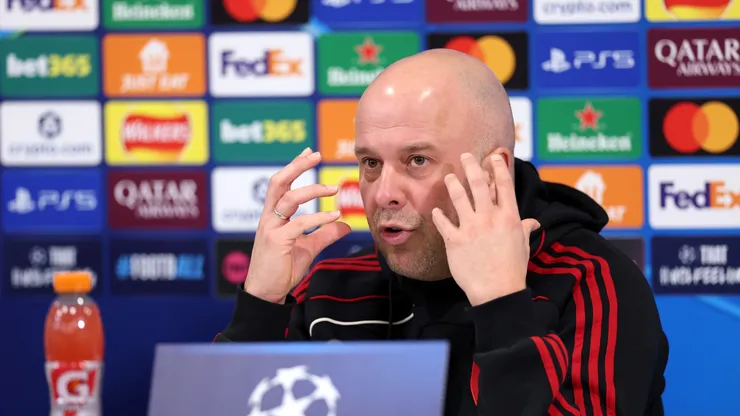 O técnico do Liverpool, Arne Slot, fala durante entrevista (Jan Kruger/Getty Images)