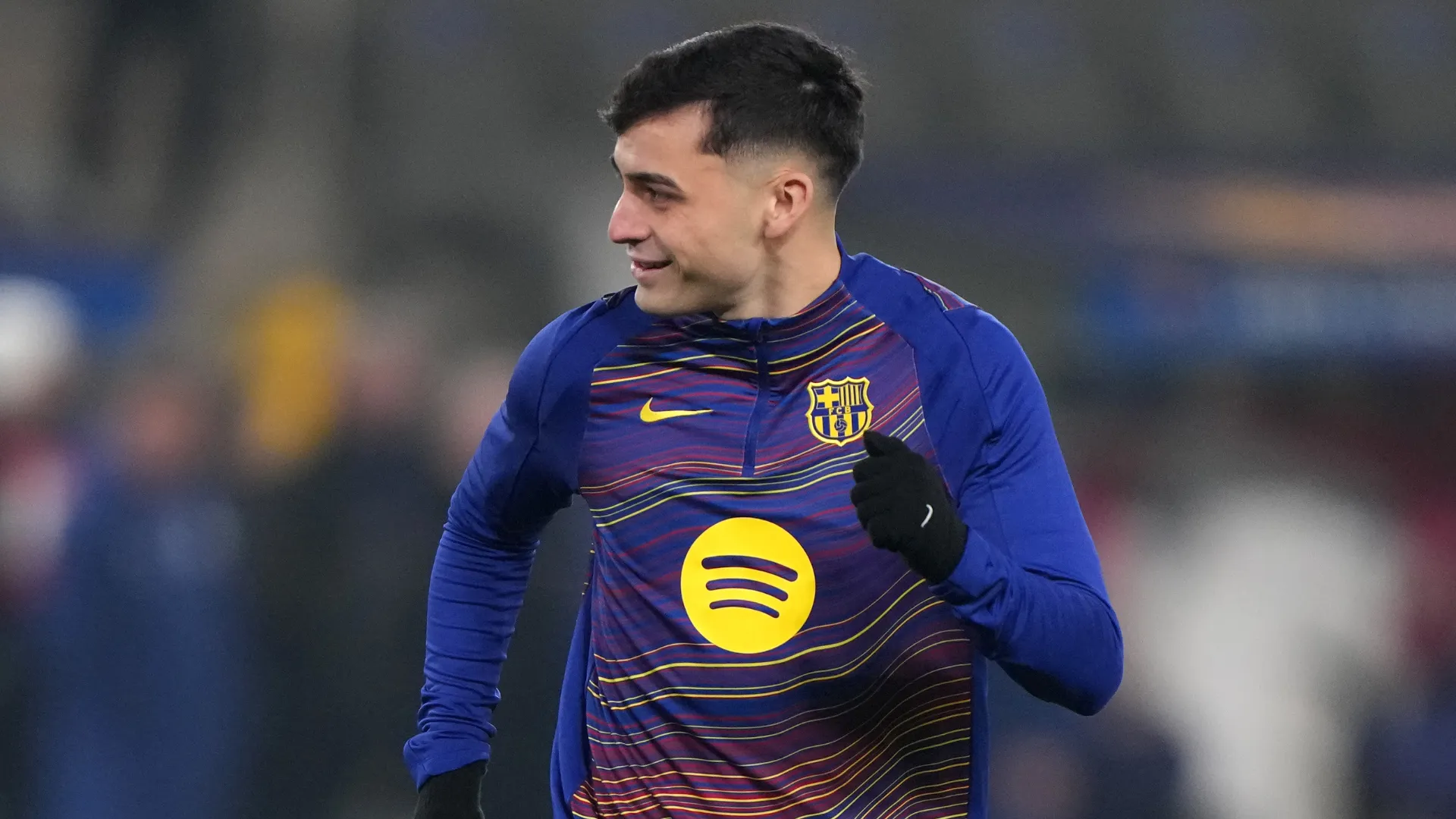 Pedri sorri durante treinamento do Barcelona