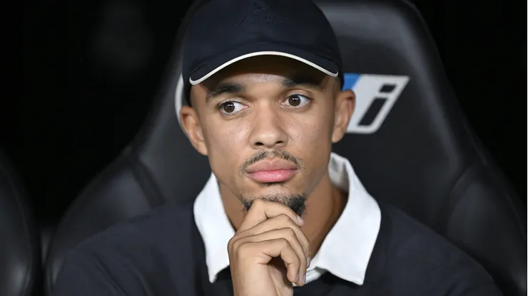 Liverpool não pensa em um retorno de Alexander-Arnold no momento, e por enquato, no futuro. IMAGO / Anadolu Agency