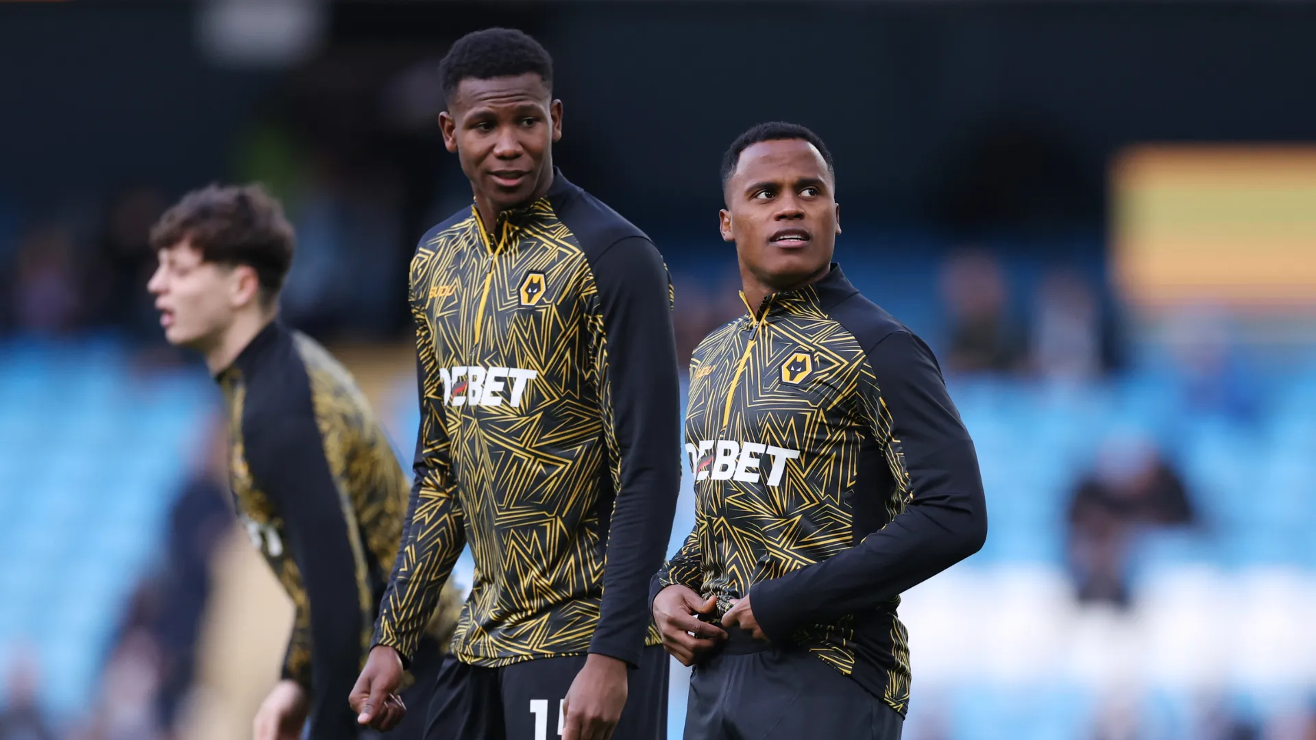 Jhon Arias ao lado de jogadores do Wolverhampton no aquecimento