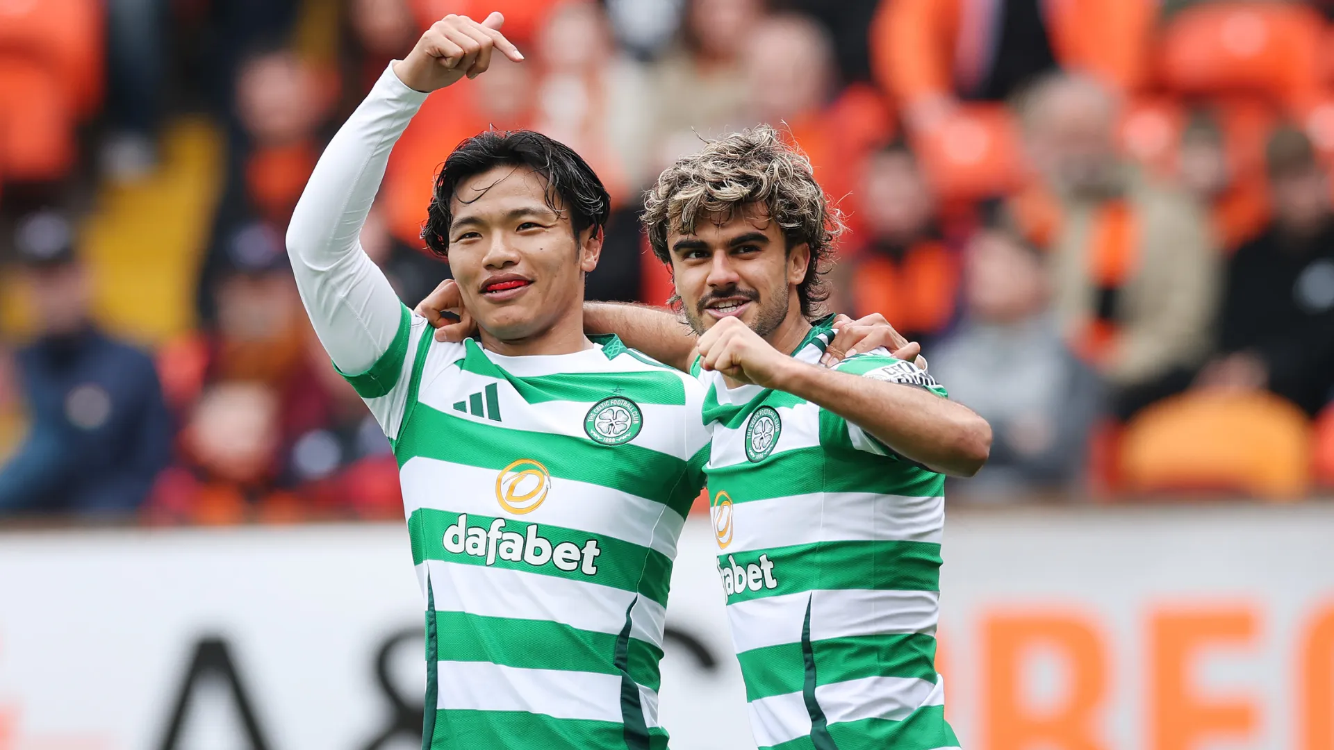 Reo Hatate comemora ao lado de Jota pelo Celtic