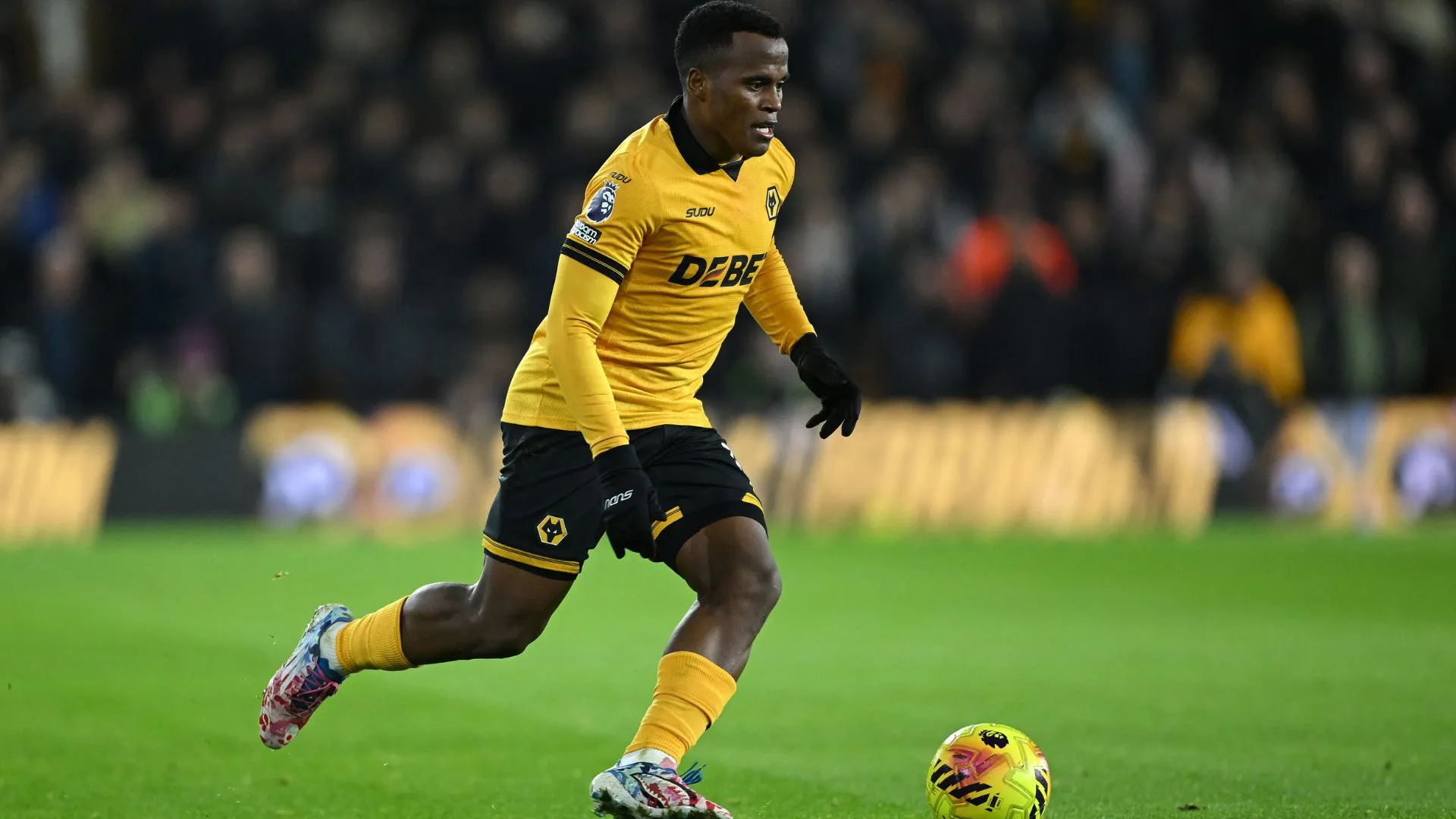 Jhon Arias em ação pelos Wolves (foto: Shaun Botterill/Getty Images)