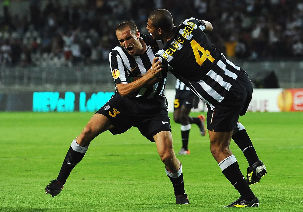 Giorgio Chiellini (L) e Felipe Melo pela Juventus FC, em 2010. Relação dos jogadores ficou conturbada após falas do italiano (Foto: Valerio Pennicino/Getty Images)
