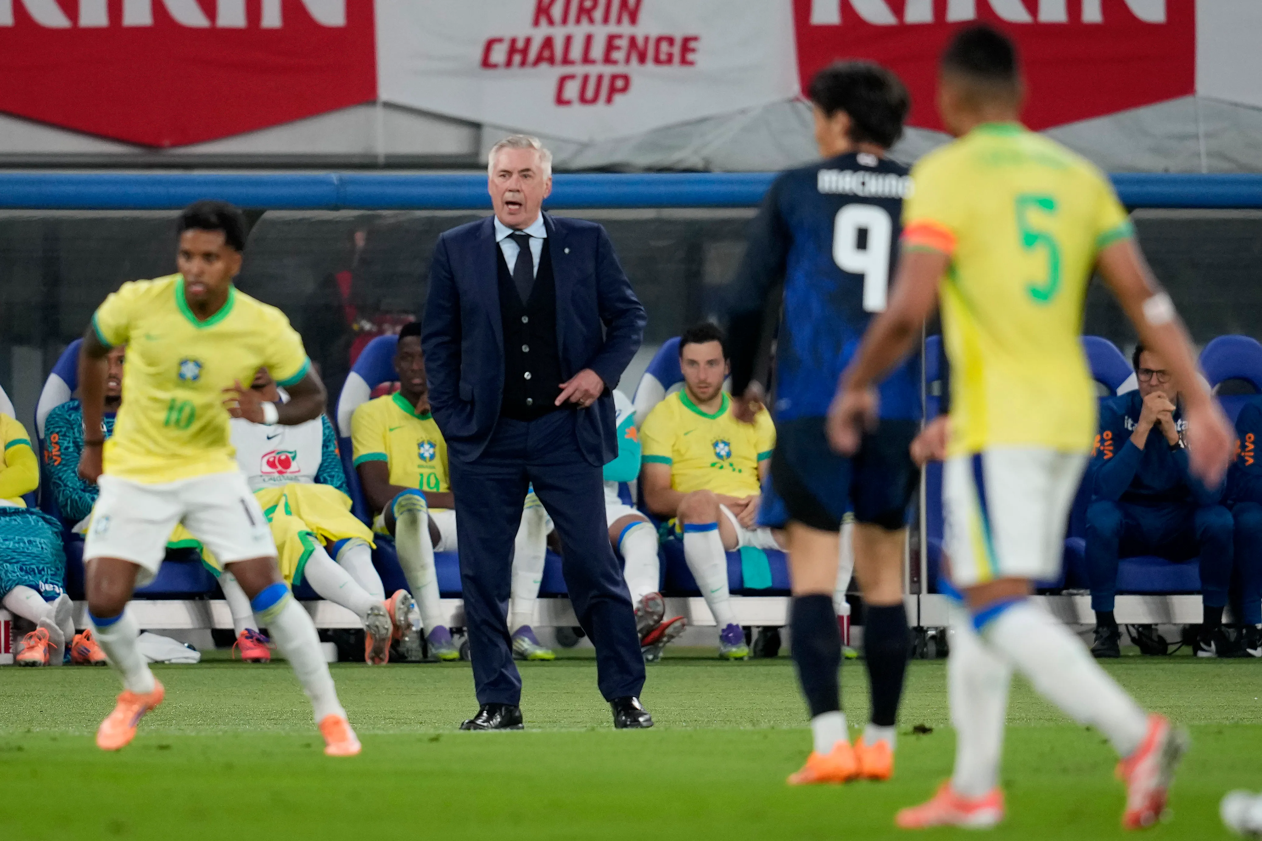 Ancelotti observa os jogadores do Brasil. Foto: Toru Hanai/Getty Images